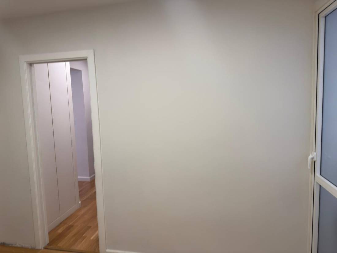 Pasillo con pintura renovada